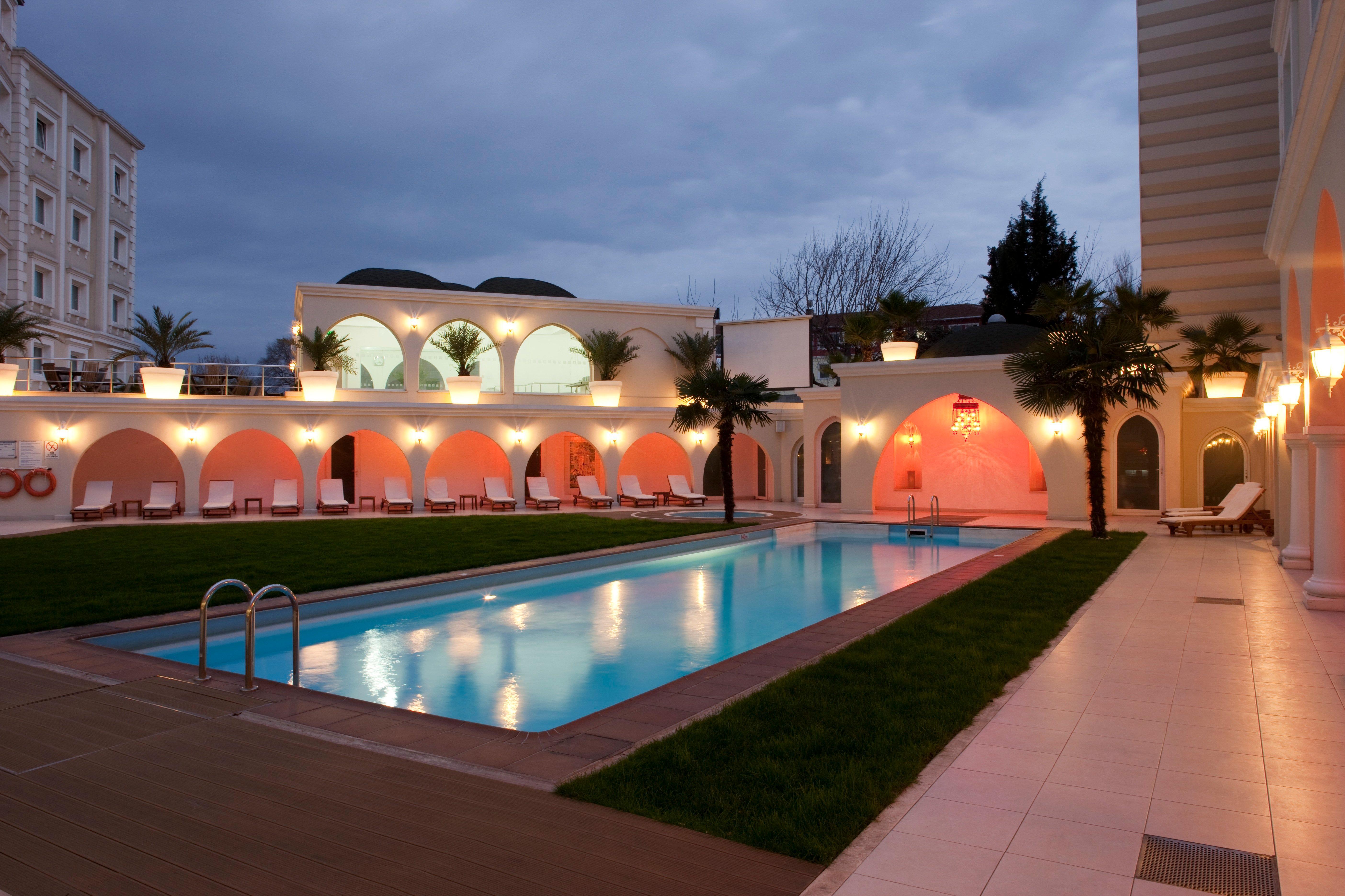 Holiday Inn Istanbul City By Ihg Εξωτερικό φωτογραφία The swimming pool at the hotel