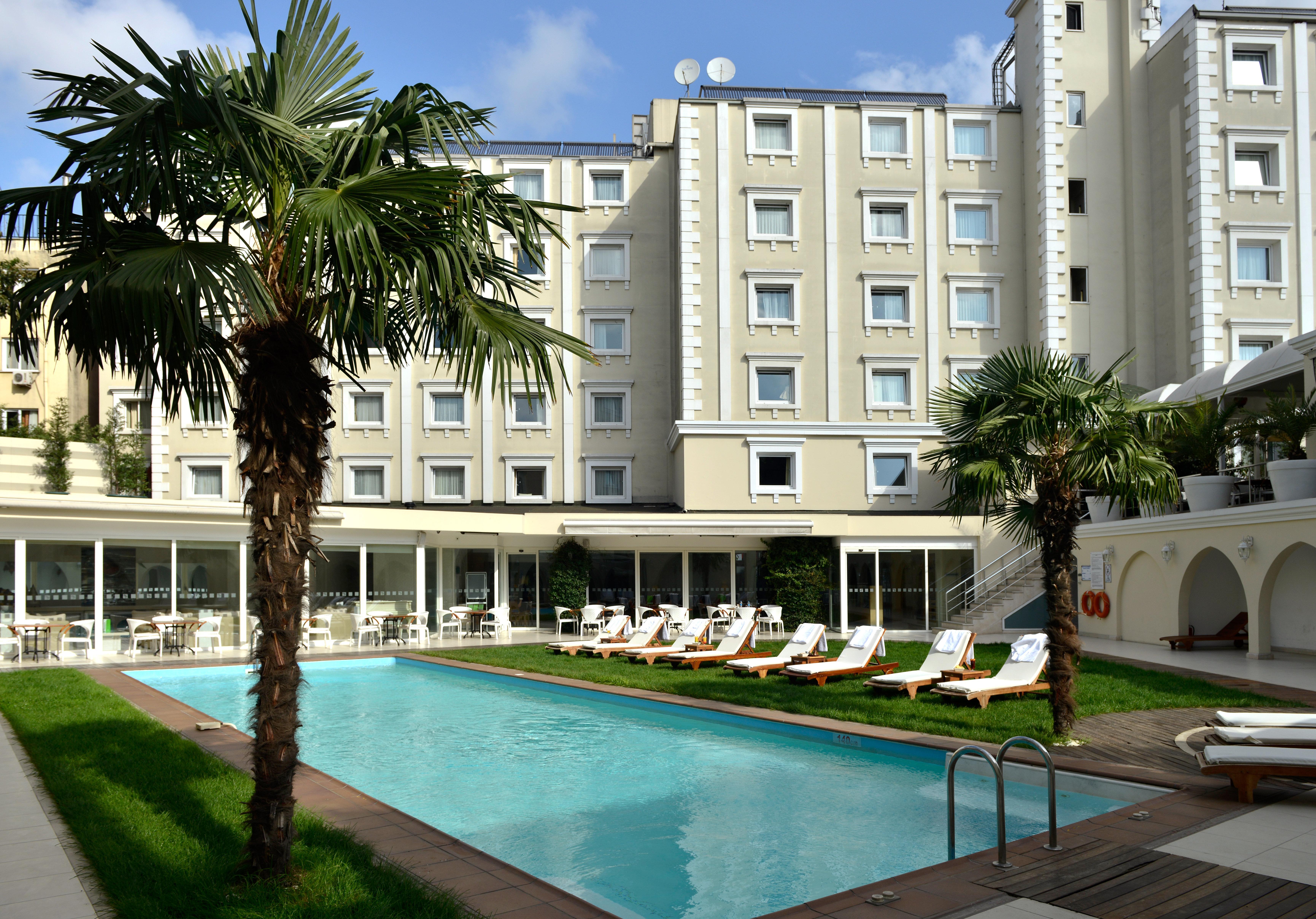 Holiday Inn Istanbul City By Ihg Εξωτερικό φωτογραφία The hotel's swimming pool