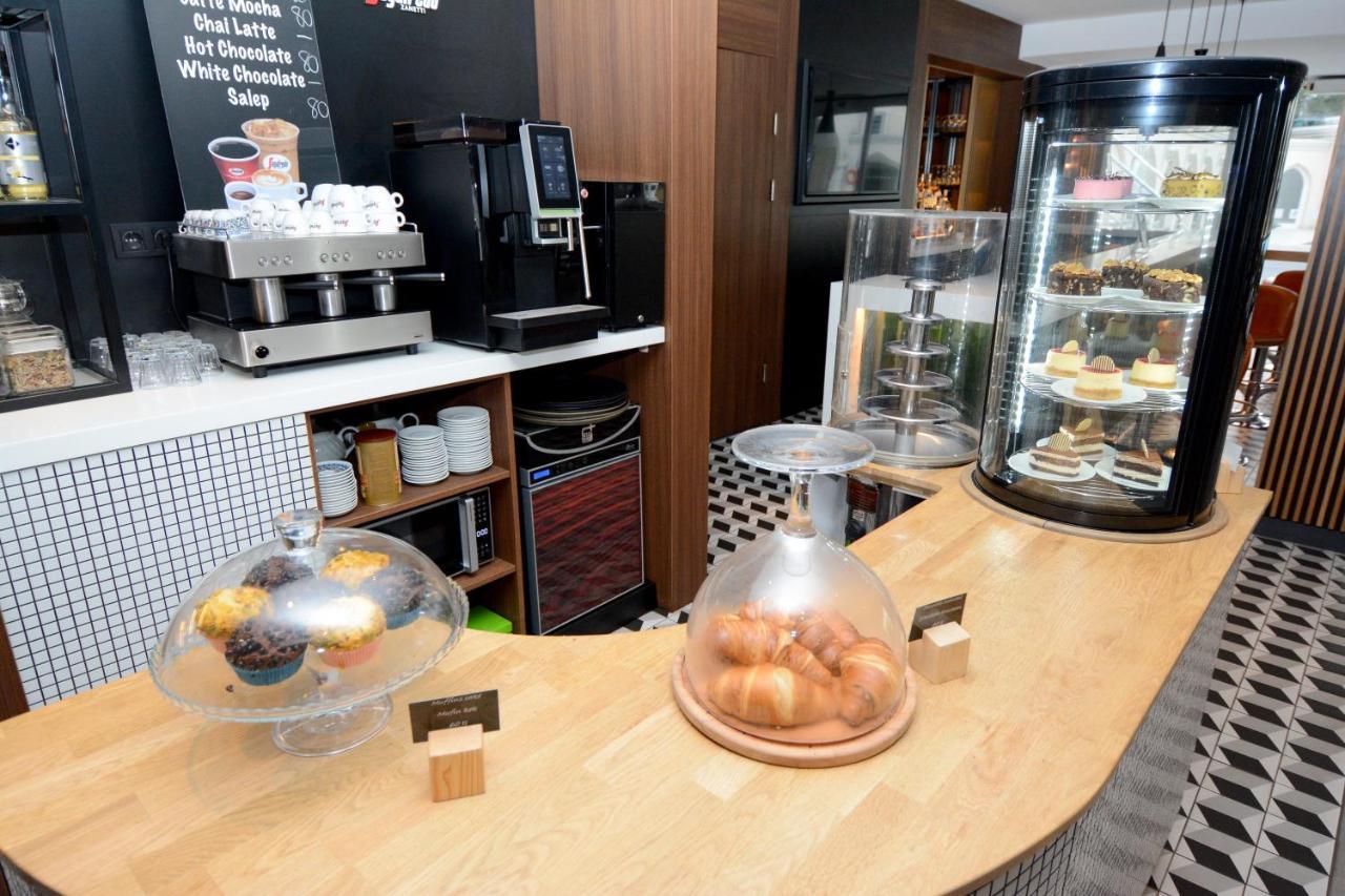Holiday Inn Istanbul City By Ihg Εξωτερικό φωτογραφία The interior of a typical Starbucks