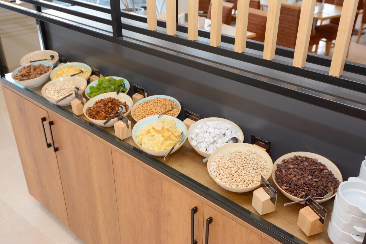 Holiday Inn Istanbul City By Ihg Εξωτερικό φωτογραφία A selection of cereals at a breakfast buffet