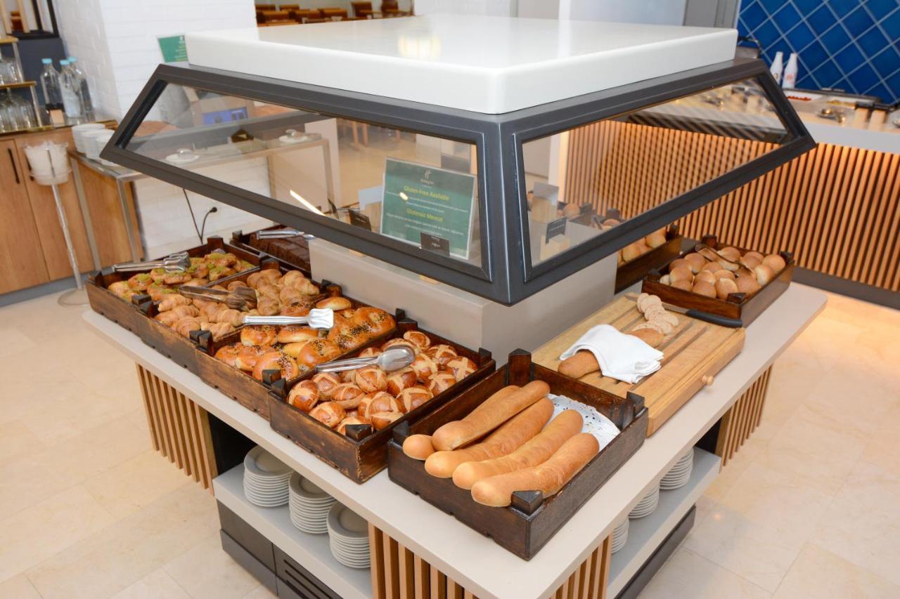 Holiday Inn Istanbul City By Ihg Εξωτερικό φωτογραφία A display case with baked goods