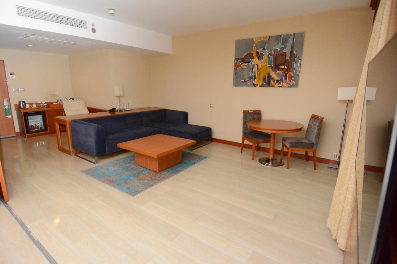 Holiday Inn Istanbul City By Ihg Εξωτερικό φωτογραφία A living room in a hotel