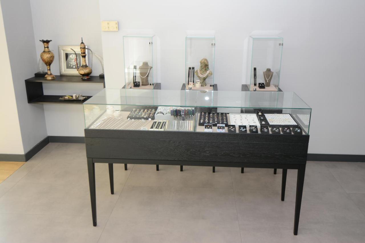Holiday Inn Istanbul City By Ihg Εξωτερικό φωτογραφία A jewellery display case