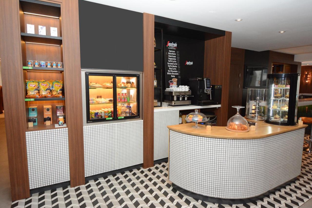 Holiday Inn Istanbul City By Ihg Εξωτερικό φωτογραφία The interior of a typical Starbucks