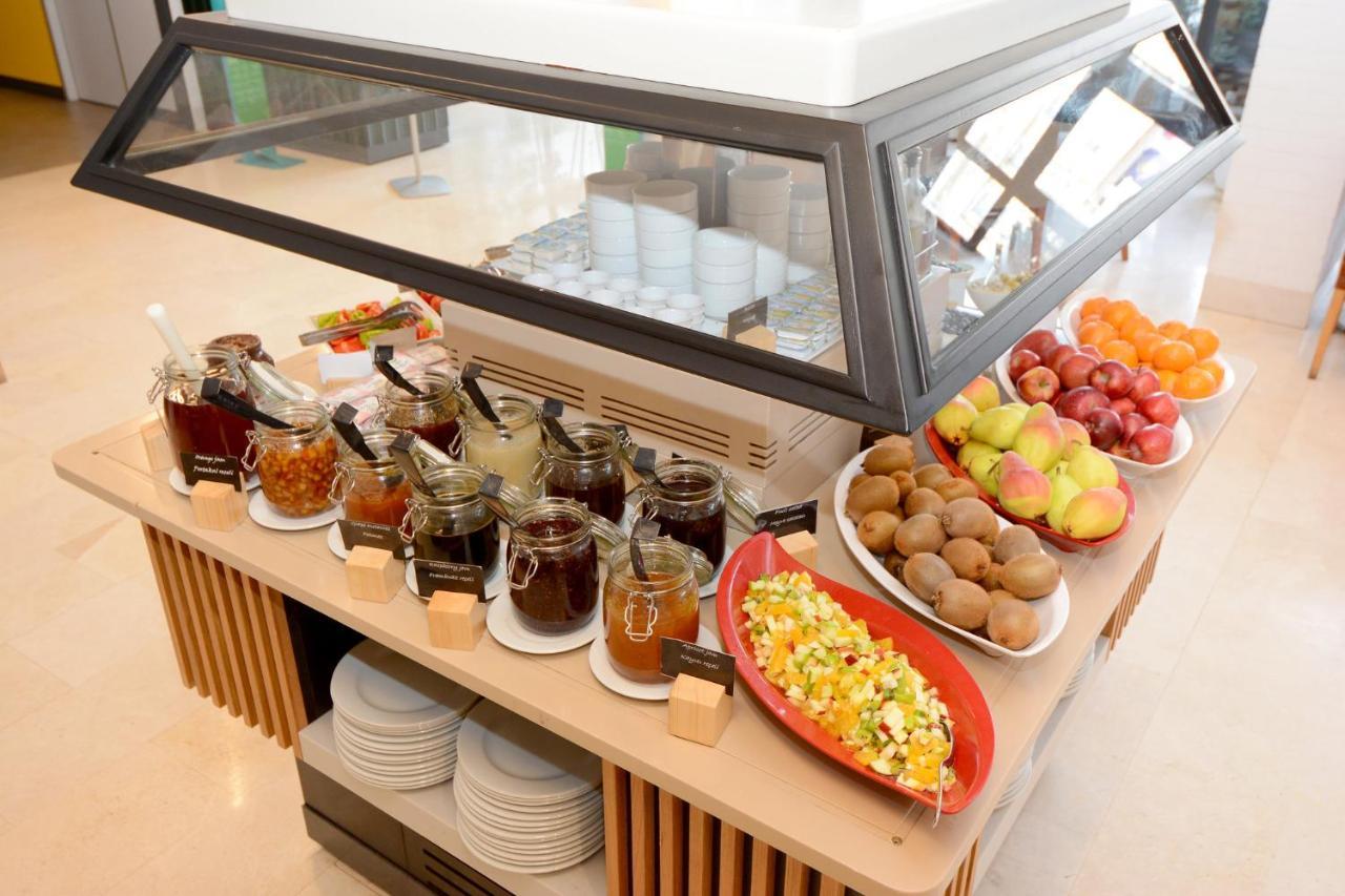 Holiday Inn Istanbul City By Ihg Εξωτερικό φωτογραφία A display case with food