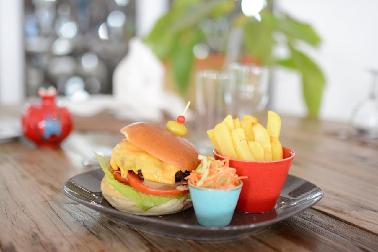 Holiday Inn Istanbul City By Ihg Εξωτερικό φωτογραφία A cheeseburger with chips and coleslaw