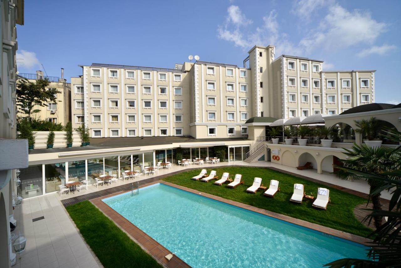 Holiday Inn Istanbul City By Ihg Εξωτερικό φωτογραφία The hotel's swimming pool